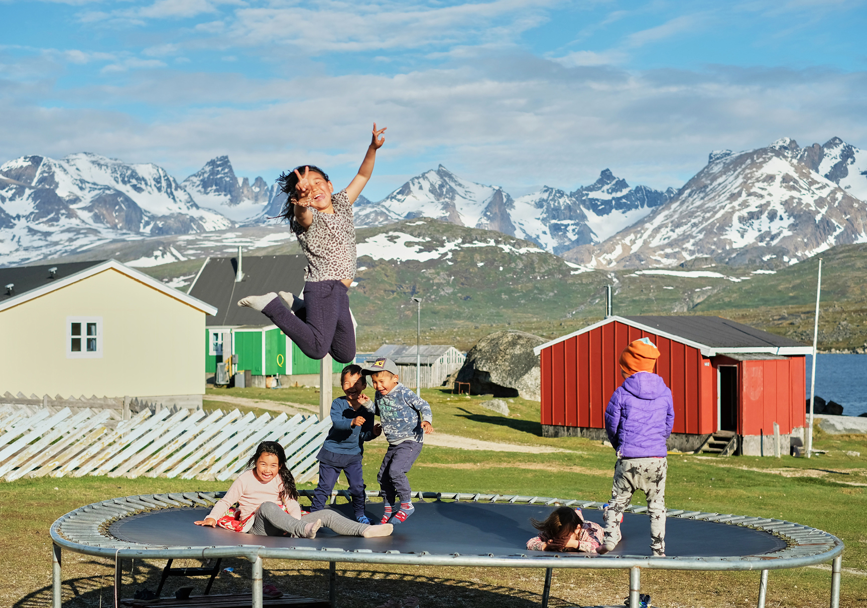 Hej med dig! Foto af legende børn i Grønland